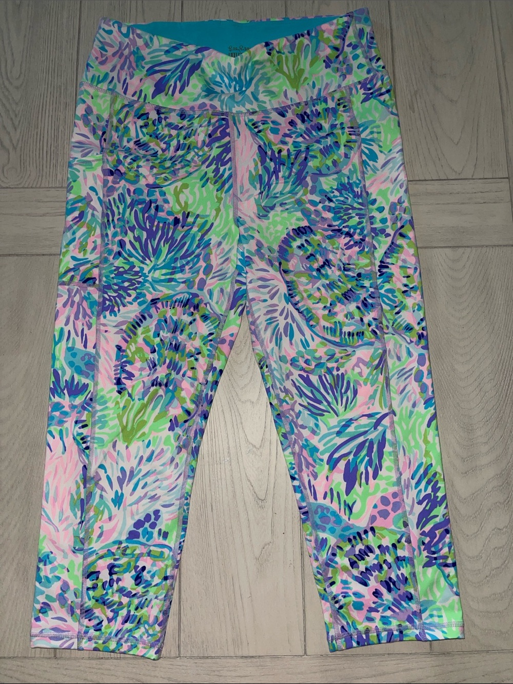 Lilly Pulitzer Weekender High Rise Crop Leggings in “Shell of a Party”